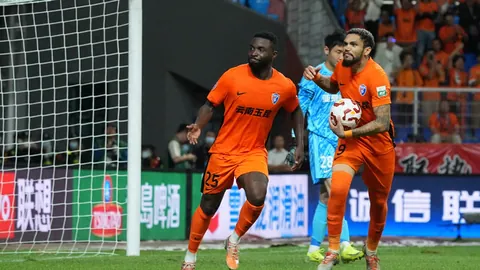 《球场上下的浪漫传奇：伯恩茅斯后卫塞内西与女足英豪鲍尔斯，英超甜蜜情侣携手闪耀！》